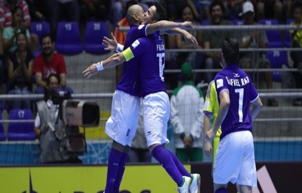 Ir para  <p>N&atilde;o foi f&aacute;cil como muitas pessoas imaginavam, mas o Brasil largou com vit&oacute;ria no Mundial de Futsal, que est&aacute; sendo realizado na Col&ocirc;mbia. Neste domingo, na cidade de Bucamaranga, a...